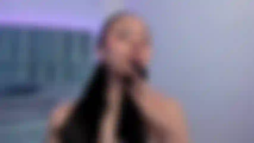 Oliendo y lamiendo mis propias bragas.