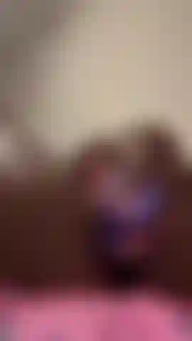 Estoy recibiendo doble placer, me están chupando el clítoris y me están revolviendo las entrañas como mantequilla.