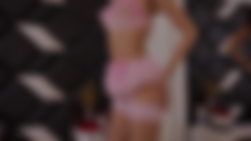 Lindas tetas y un lindo botín en exhibición.