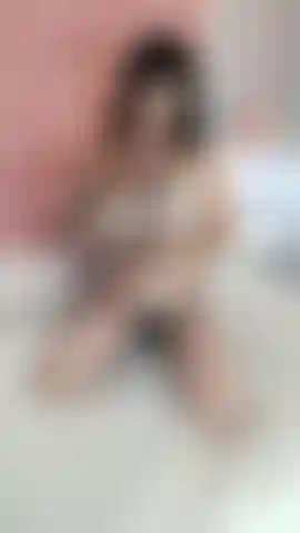 Frote mi tetas con aceite y moje mis bragas