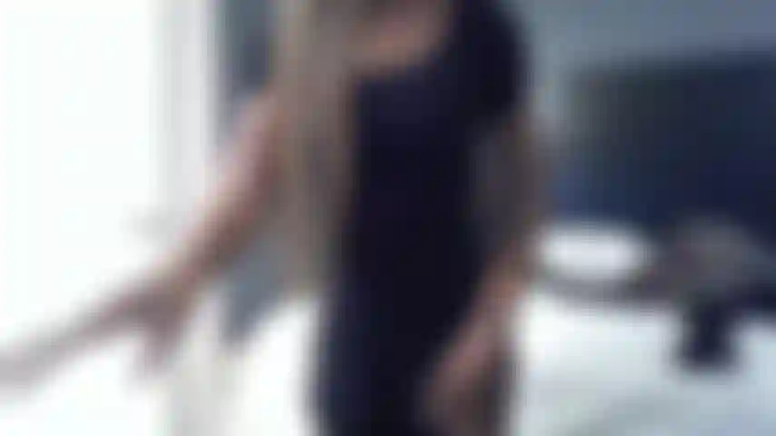 Caribeña bailando desnuda eróticamente.