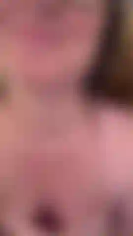 Girando en mi vestido rosa y provocando sin bragas.