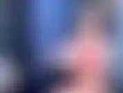 Inflando varios globos y haciéndolos estallar con mis manos.