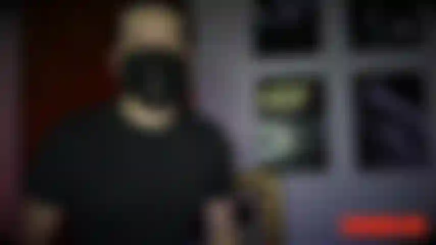 ¡Batwoman damisela en apuros! Ha sido atada, amordazada con una bola, vendada y luego provocada. Mírala forcejear entre sus cuerdas y ataduras.