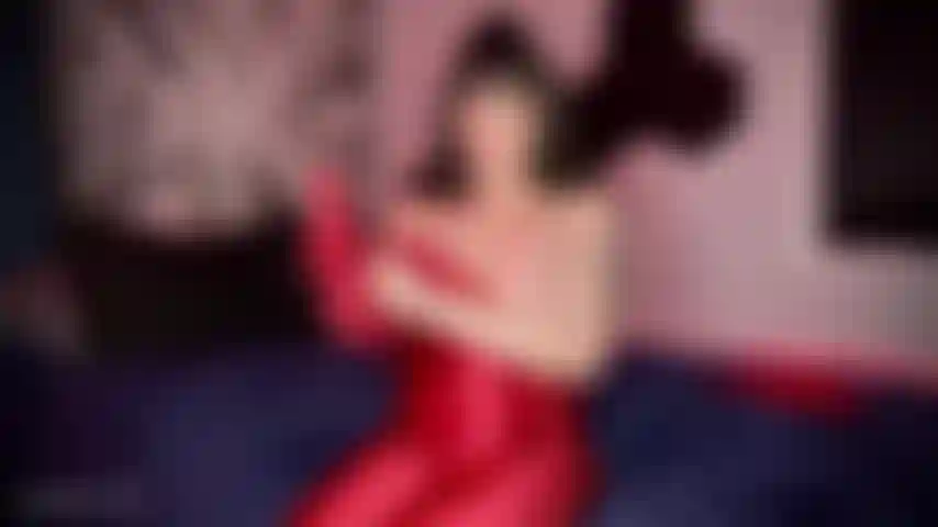 Tráiler de culto al cuerpo rojo brillante.