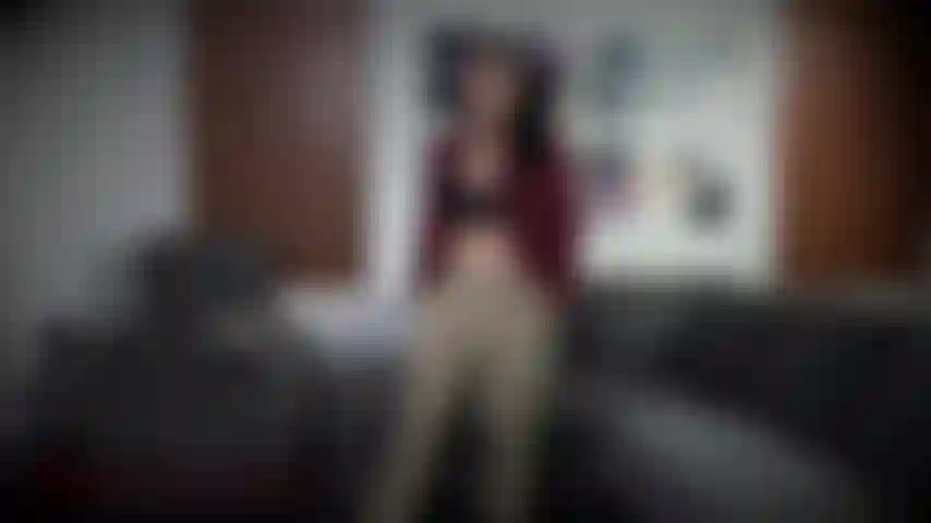 Chola cain hace magia para convertirte en un lindo perrito para entrenar. Te doy un collar, te paseo con correa, te alimento de tu comedero para perros. Te poseo ahora perra.