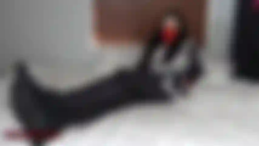 Te han pillado olfateando y robando bragas y zapatos de mujer, así que esta superheroína decide hacerte justicia dura con una humillación en los pies. Tiene unas zapatillas sucias y apestosas para ti!