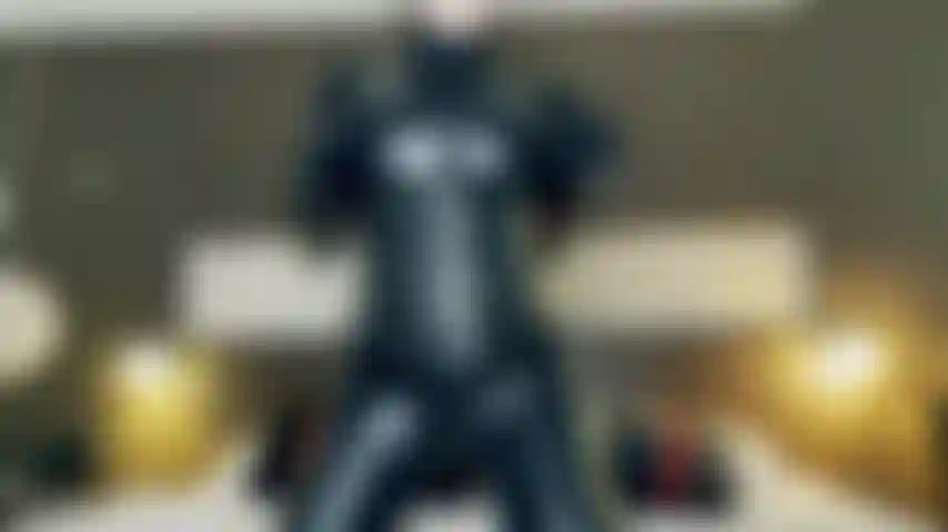 Bajo las patas de una mujer gato.