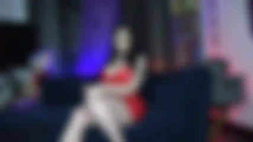 Uso mi vestido rojo brillante y gomoso, medias de red con zapatos de punta de vinilo rojo, sin bragas. Mantengo mi trasero cubierto, me azoto, me pongo una mordaza y hago que me corra dos veces con mi vibrador.