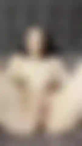 Juego con el coño con unos gemidos sexys.