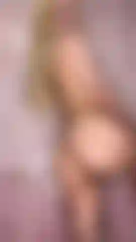 Juego con el coño en la ducha.