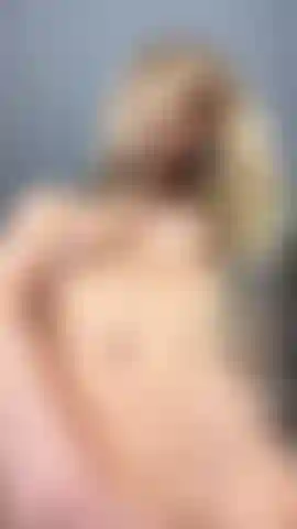 Mis dedos juegan con mi coño. Pero sueño con tu lengua. Vista superior y nada extra excepto mis dulces gemidos.