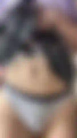 Tu chica favorita se desnuda para ti).