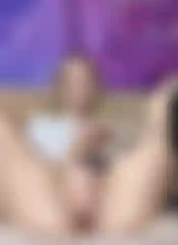 Tu colegiala favorita y traviesa juega con el coño.