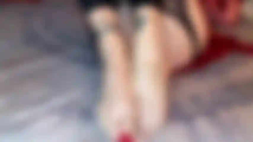 Masaje de coño peludo milf, solo la punta con juguete de vidrio, con acción de pies.