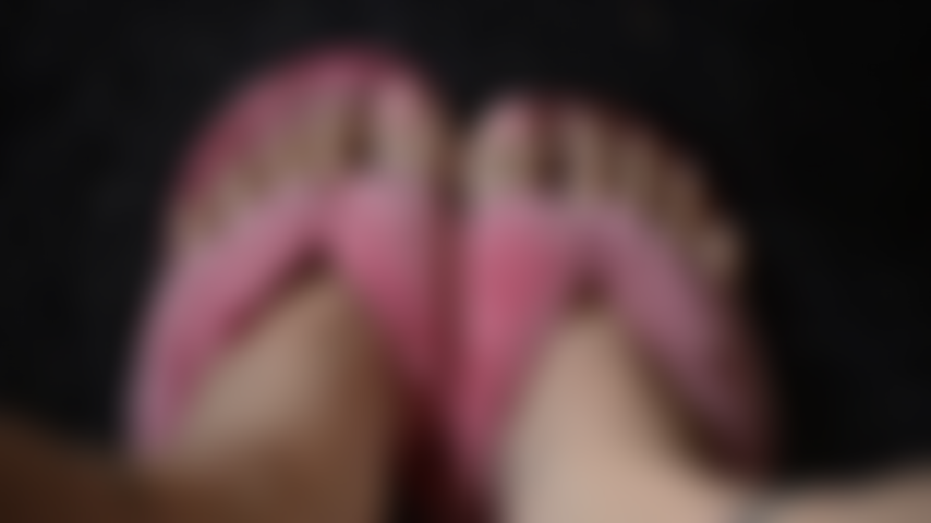 Provocación de zapatillas fuzzy, uñas rosadas frescas en los pies de una milf.