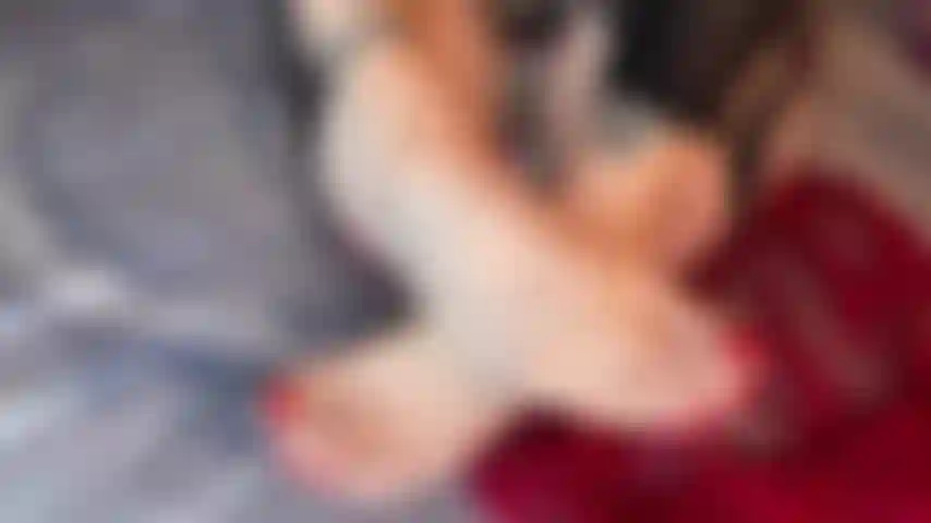 Milf dedos de los pies, suelas y tanga se burlan, pura panty frotar el coño.