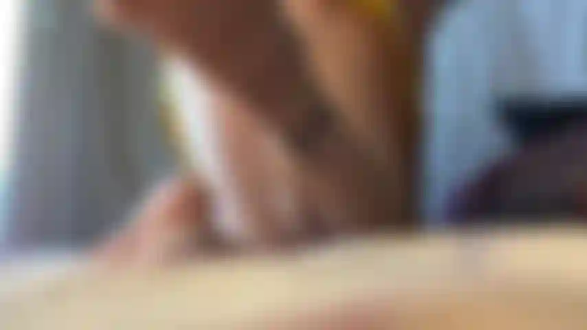 Culo y suelas, milf con vestido de verano.