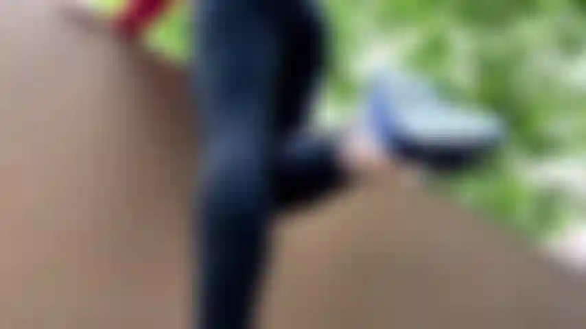 Zapatillas de ballet malolientes cuelgan, milf en mallas, dedos de los pies rojos.