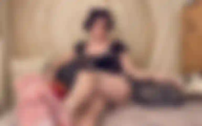 Show de plantas y piernas, milf con gafas y tatuajes.