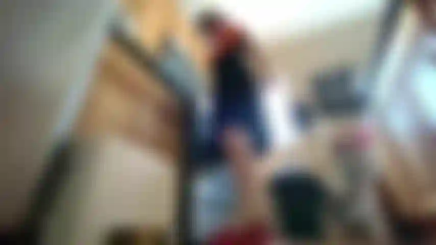 Giganta en la cocina, mira debajo de mí, fetiche de pies.