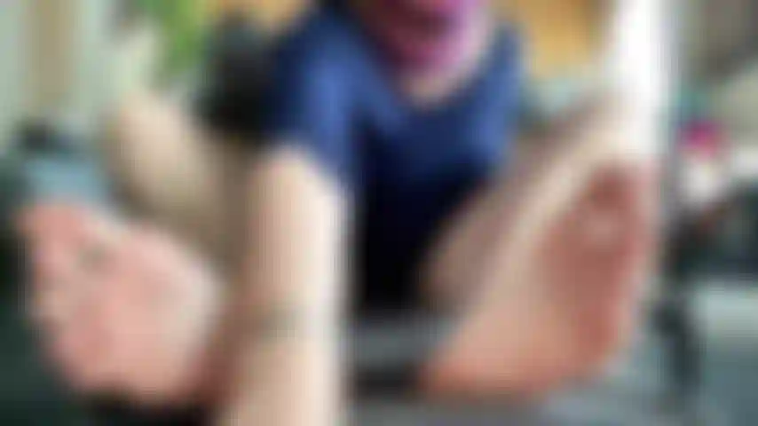 ¡Sin sonido! Coño peludo frotando plantas de los pies, adoración a uno mismo con cara.