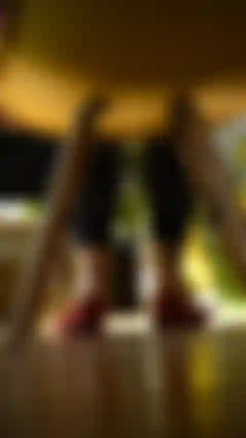 Milf flats dangle, debajo de la silla pov.