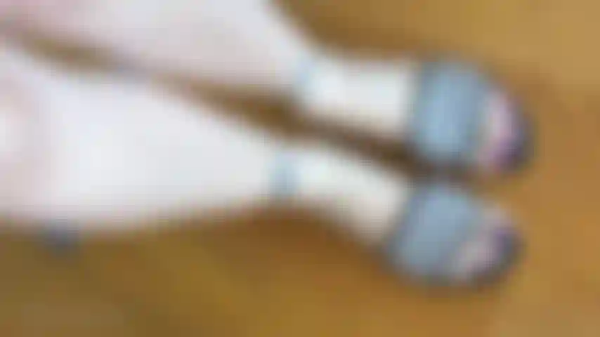 Ama de casa con los pies en toboganes por la casa.