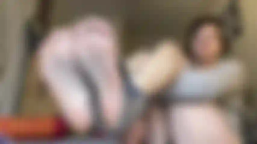 Piernas suelas y show de cara, milf tatuada, fetiche de pies.