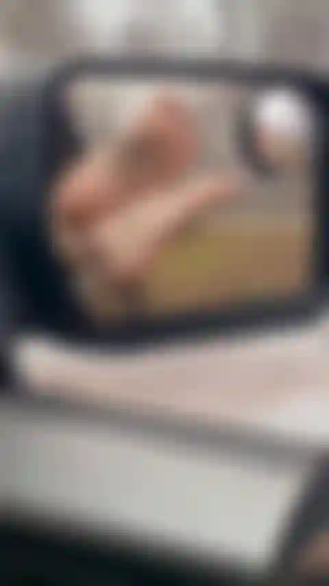 Afuera descalza, uñas rojas, leggins de encaje, suelas maduras.