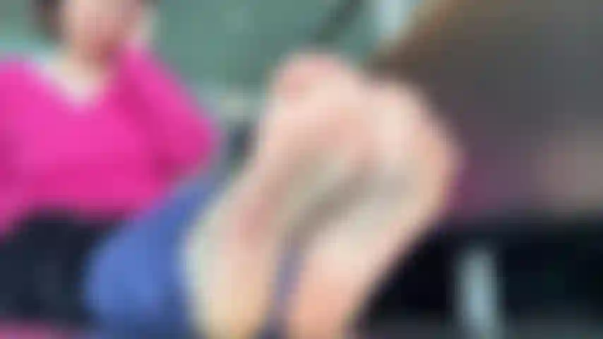 Pies de aeropuerto helsinki uñas de los pies rosa intenso, cara y pies milf.