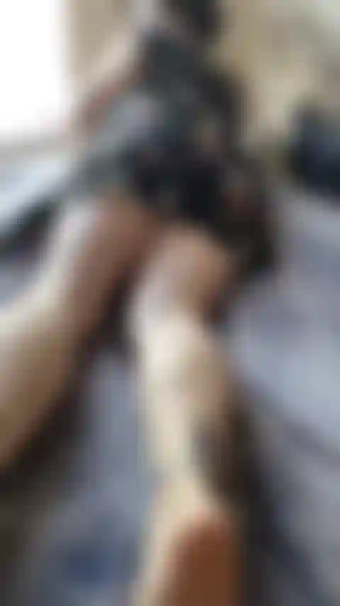Muestra las suelas arrugadas de milf, jugando en mi cama...