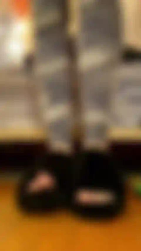 Las sandalias ugg cuelgan, los dedos de los pies milf blancos, las suelas arrugadas.