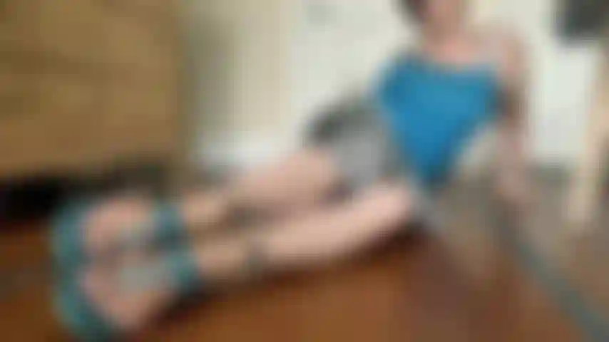 Sandalia azul, dedos blancos, falda larga, espectáculo de pies milf.