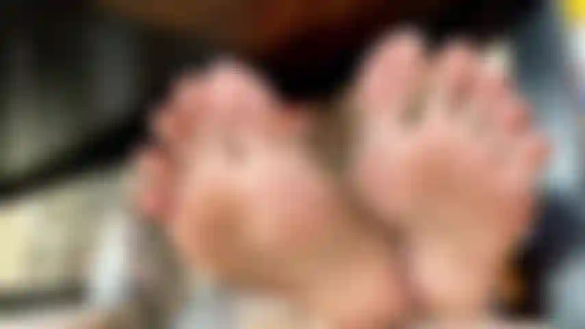 Debajo de la mesa, suelas, vestido rojo, sin bragas, matorral peludo.