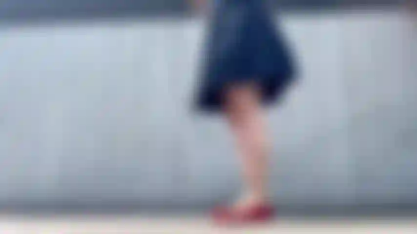 Pisos rojos, falda azul, parque de saltar la cuerda.