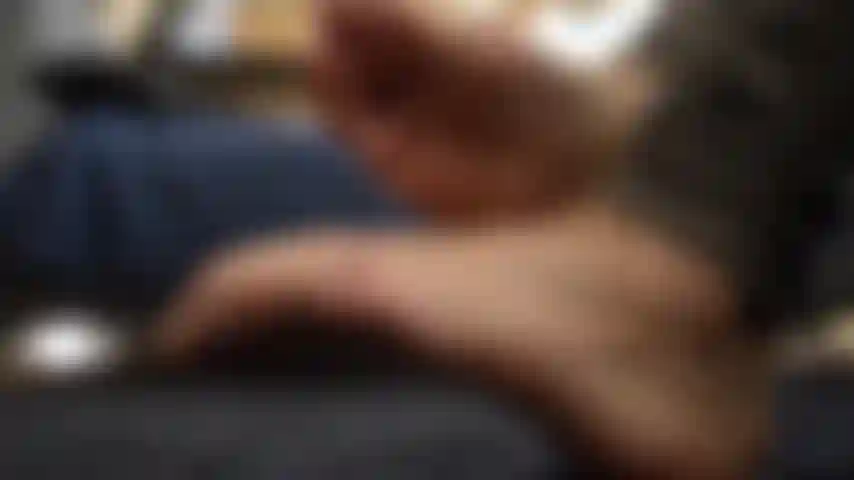 Primer plano suelas arrugadas y espectáculo de culos.