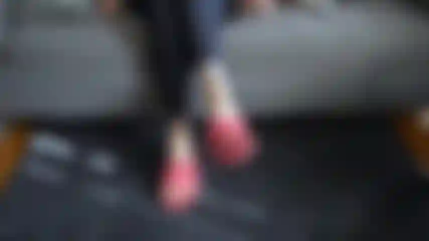 Se burlan de la zapatilla caliente de milf.