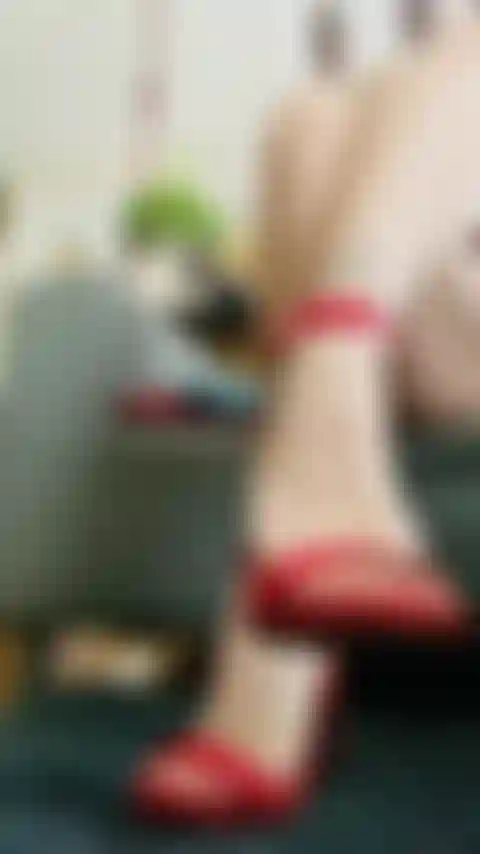 Cuelgue stiletto charol rojo, pies de milf.