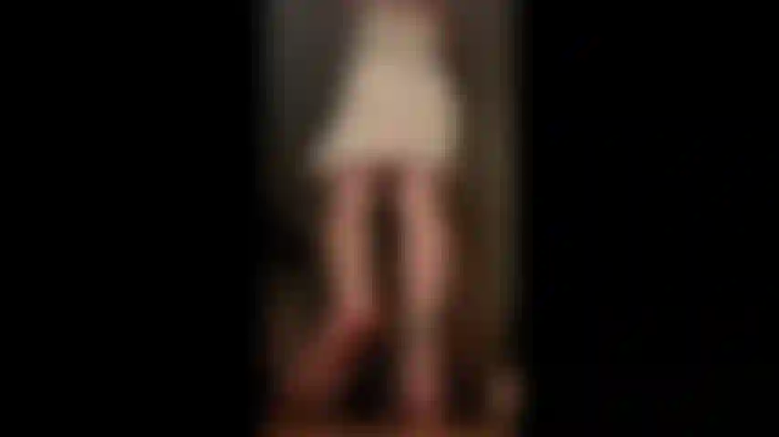 Giganta bajo falda moradas descalza, matorral peludo.