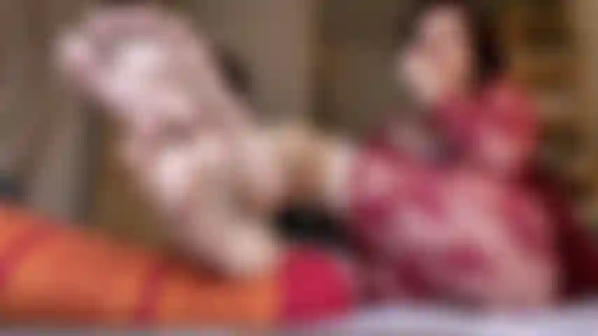 Milf en túnica de encaje, suelas y culo, arcos, dedos de los pies, suelas arrugadas.