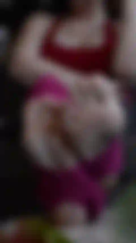 Milf en suelas de calentadores de piernas muestra fetiche de pies.