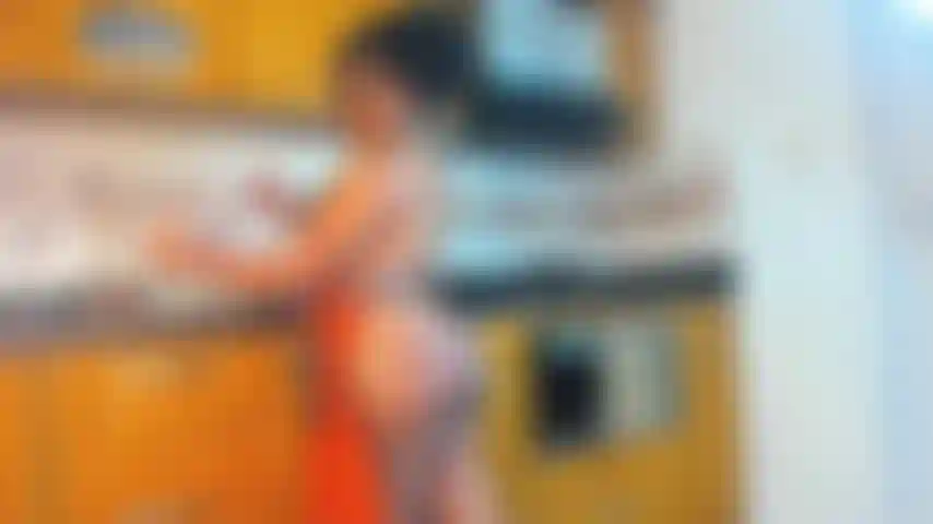 Ven a follarme mientras cocino y juego con tu leche.