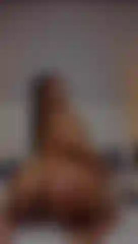 Cabalgo tu polla mientras me golpeo el culo.