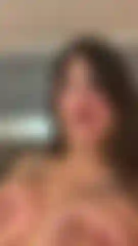 Deja tu marca aquí mismo, entre mis tetas.