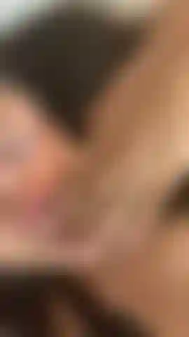 Deja que tus manos recorran mi espalda muy despacio.