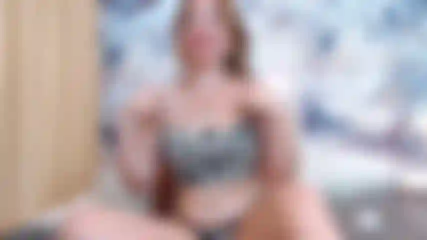 Completamente desnuda chupándome los dedos de los pies.