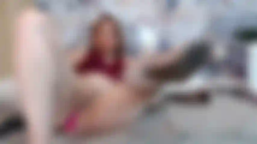 Me follo el culo con la punta de los tacones hasta...