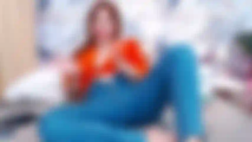 Completamente desnuda, jugando con consolador, chupando pies.