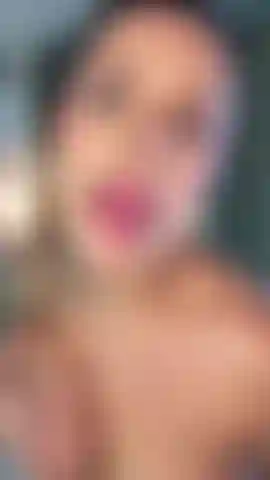 ¡Totalmente desnuda, lista para que me folles! 😏.